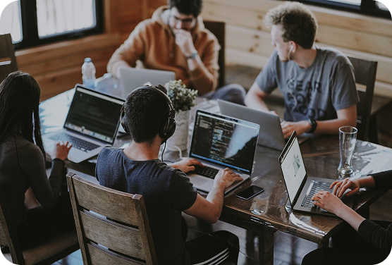 Menschen arbeiten zusammen an Laptops